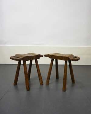pareja de taburetes rústicos estilo brutalista