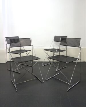 4 sillas apilables X-line diseñadas por Niels Jørgen Haugesen para Magis, 1977.