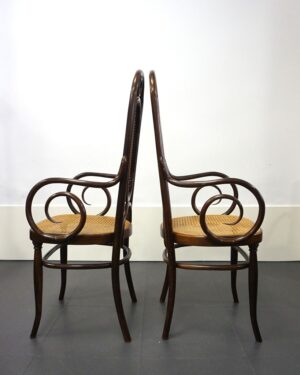 pareja de sillas en madera curvada siguiendo el modelo nº17 de Thonet